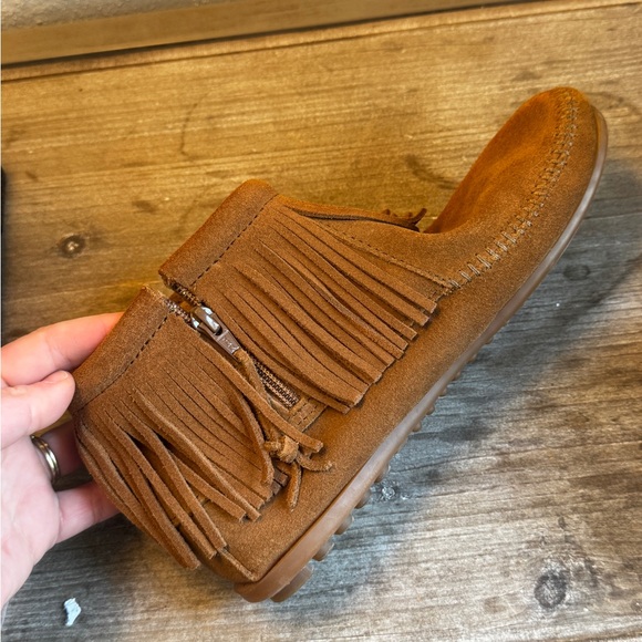 Fringe Suede Ankle Moccasin Boots - Brown Minnetonka Suede Womens size 8.5 - Picture 6 of 6